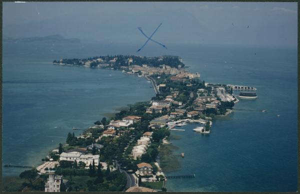 Sirmione. Penisola. Lago. Veduta aerea.