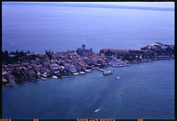 Sirmione. Penisola. Centro storico. Castello. Veduta aerea.