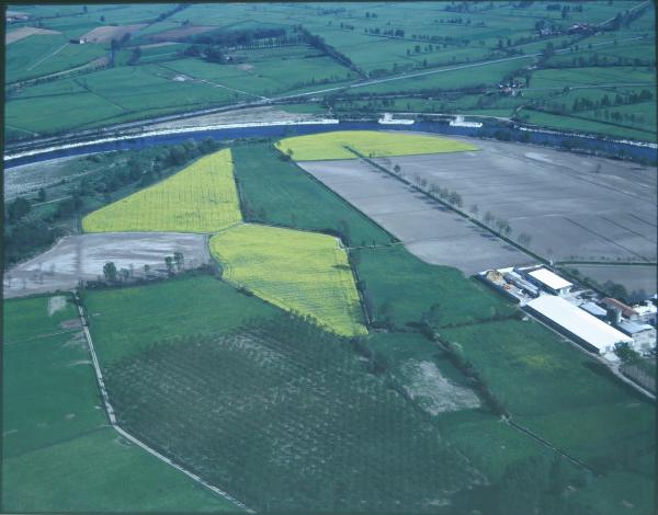 Campi coltivati. Capannoni. Veduta aerea.