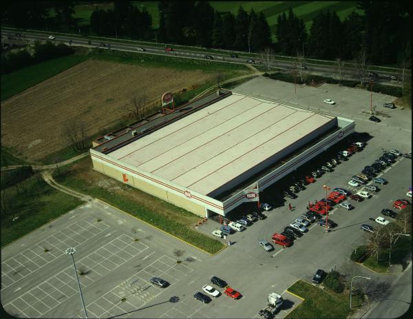 Como. Supermercato GS. Strada provinciale. Parcheggio. Veduta aerea.