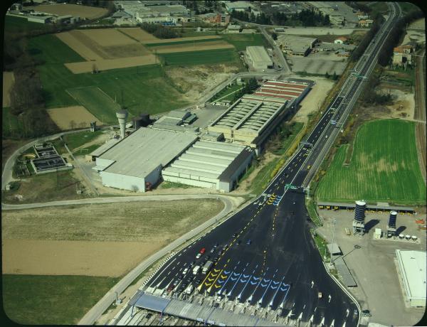 Como. Mantero Seta S.p.A. Stabilimento. Casello autostradale. Veduta aerea.