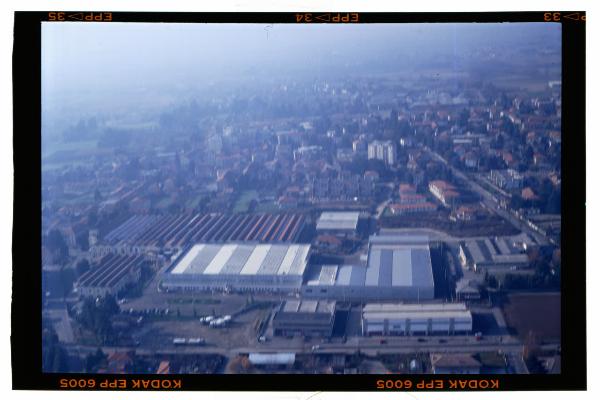 Cermenate. Arti grafiche Maspero Fontana & C. S.p.A. Stabilimento. Agglomerato urbano sullo sfondo. Veduta aerea.