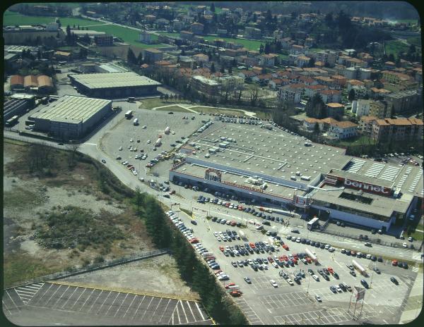 Montano Lucino. Centro Commerciale Bennet,. Centro Commerciale La Porta d'Europa. Parcheggio. Veduta aerea.