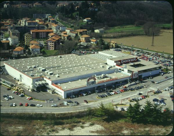 Montano Lucino. Centro Commerciale Bennet,. Centro Commerciale La Porta d'Europa. Parcheggio. Veduta aerea.