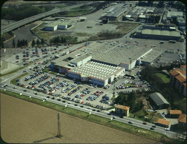 Montano Lucino. Centro Commerciale Bennet,. Centro Commerciale La Porta d'Europa. Parcheggio. Veduta aerea.