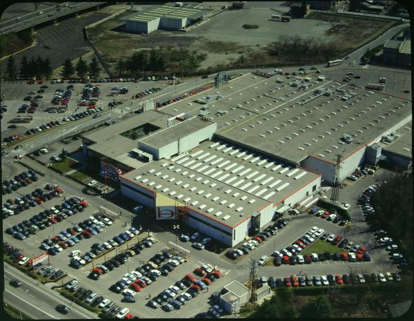 Montano Lucino. Centro Commerciale Bennet,. Centro Commerciale La Porta d'Europa. Retro. Parcheggio. Veduta aerea.