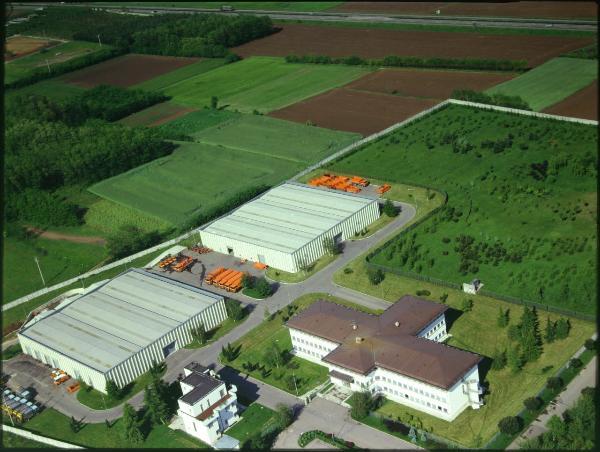 Provincia di Como. Campagna. Hinterland. Capannoni. Parcheggio Camion. Veduta aerea.