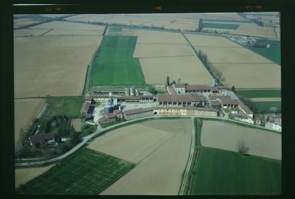 Cremona. Cascina. Lungo la strada. Silos nella corte principale.Veduta aerea.