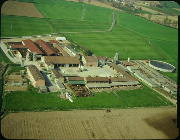 Cremona. Cascina. Corte rettangolare. Veduta aerea.