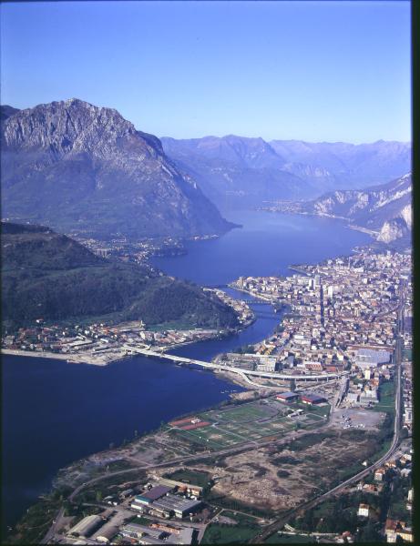 Lecco. Lago. Strada Statale del Lago e dello Spluga. SS 36. Ponte sul lago. Veduta aerea.