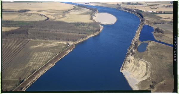 Campagna mantovana. Fiume Po. Isola di sabbia. Veduta aerea.