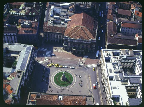 Milano. Piazza della Scala. Teatro alla Scala. Veduta aerea.