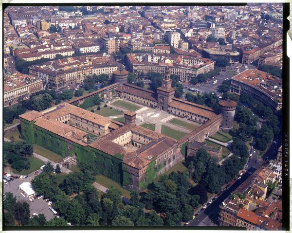 Milano. Castello Sforzesco. Veduta aerea.