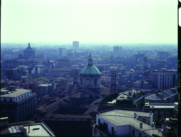 Milano. Quartiere centrale. Abside di chiesa. Due campanili. Veduta aerea.