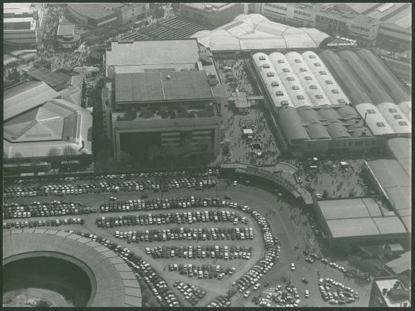 Milano. Quartiere fiera. Padiglione della Meccanica 7. Porta Carlo Magno. Automobili. Veduta aerea.