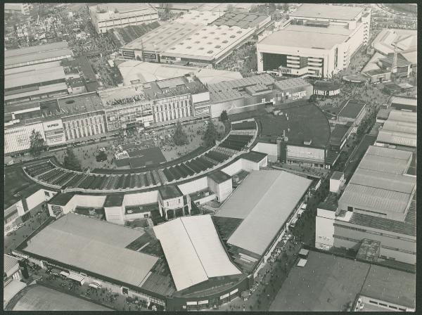 Milano. Quartiere fiera. Palazzo delle Nazioni. Emiciclo. Padiglioni 24 e 25. Veduta aerea.