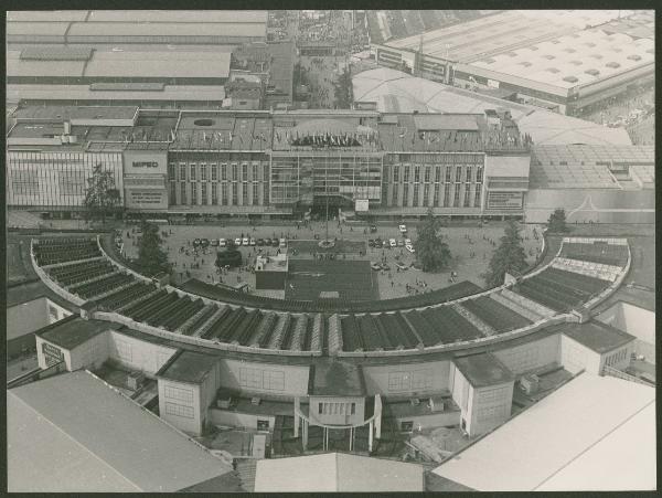 Milano. Quartiere fiera. Palazzo delle Nazioni. Emiciclo. Veduta aerea.