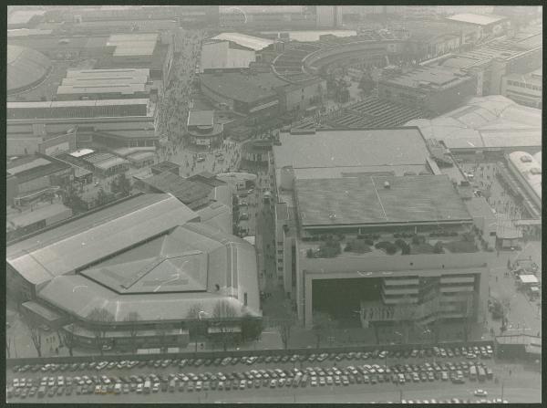 Milano. Quartiere fiera. Padiglione della Meccanica 7. Padiglione 3. Automobili parcheggiate. Veduta aerea.