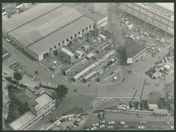 Milano. Fiera di Milano. Viale Eginardo. Padiglione 15. Padiglione ferrovie dello Stato.Porta Dogana. Treni. Veduta aerea.