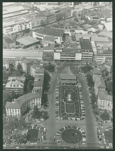 Milano. Fiera di Milano. Piazzale Giulio Cesare. Porta Giulio Cesare. Fontana delle Quattro Stagioni. Emiciclo Palazzo delle Nazioni. Veduta aerea.