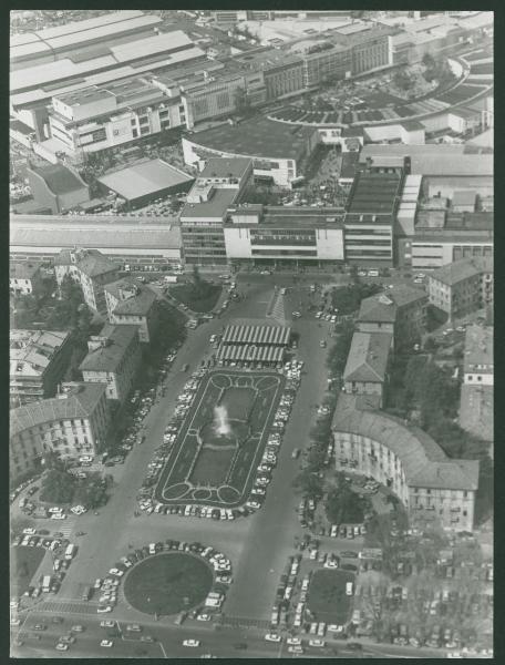 Milano. Fiera di Milano. Piazzale Giulio Cesare. Porta Giulio Cesare. Fontana delle Quattro Stagioni. Emiciclo Palazzo delle Nazioni. Veduta aerea.