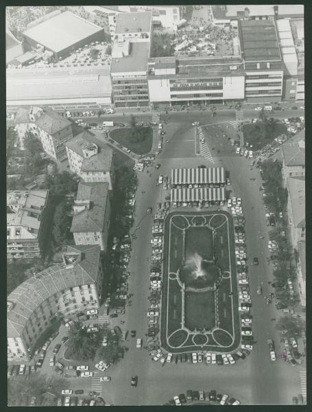 Milano. Fiera di Milano. Piazzale Giulio Cesare. Porta Giulio Cesare. Fontana delle Quattro Stagioni. Veduta aerea.