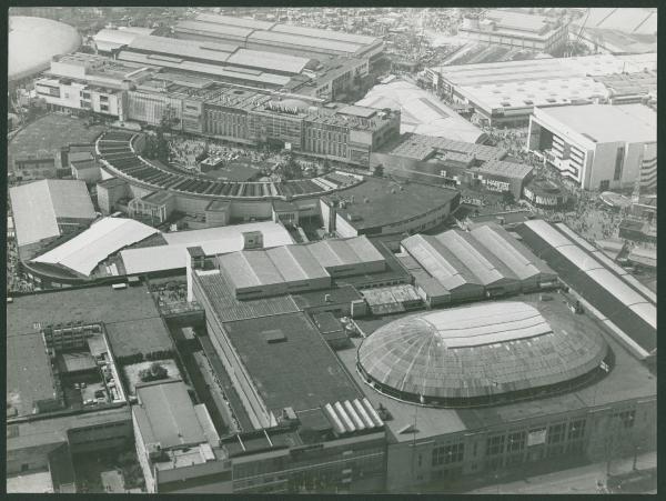 Milano. Fiera di Milano. Quartiere fieristico. Palazzo delle Nazioni. Emiciclo. Padiglioni 30 e 31.Veduta aerea.