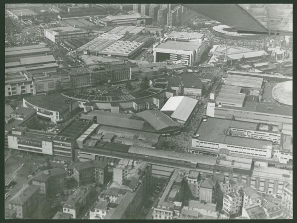 Milano. Fiera di Milano. Quartiere fieristico. Palazzo delle Nazioni. Emicilclo. Padiflione 25A. Veduta aerea.