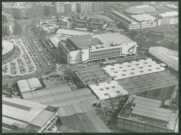 Milano. Fiera di Milano. Porta Carlo Magno. Padiglione 7 della Meccanica. Lato. Veduta aerea.