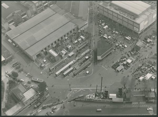 Milano. Fiera di Milano. Viale Eginardo. Padiglione 15. Padiglione ferrovie dello Stato.Porta Dogana. Treni. Veduta aerea.