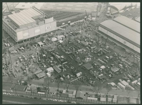 Milano. Fiera di Milano. Viale dei Prefabbricati. Padiglioni 16 e 17. Prefabbricati. Viale Eginardo. Veduta aerea.