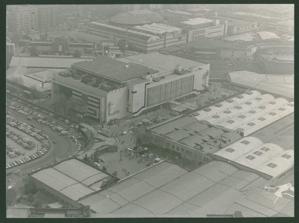 Milano. Fiera di Milano. Porta Carlo Magno. Padiglione 7 della Meccanica. Veduta aerea.