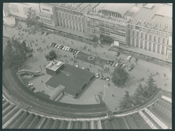 Milano. Fiera di Milano. Piazzale Italia. Struttura coperta in ferrocemento di fronte all'Emiciclo. Palazzo delle Nazioni. Veduta aerea.