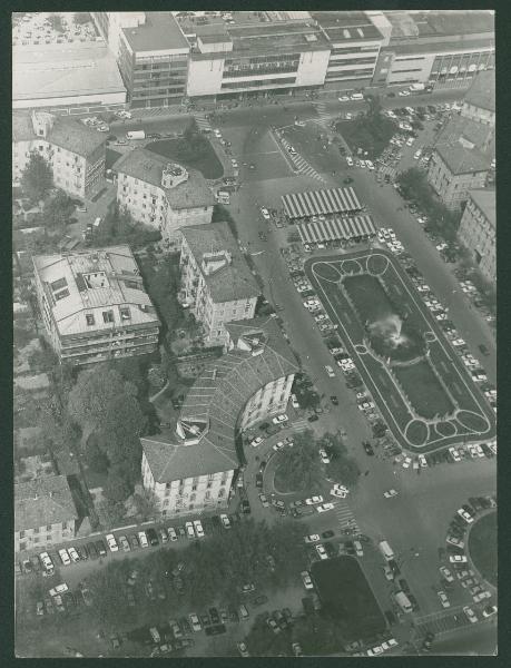 Milano. Fiera di Milano. Piazza Giulio Cesare. Porta Giulio Cesare. Fontana delle Quattro Stagioni. Veduta aerea.