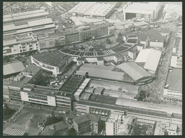 Milano. Fiera di Milano. Porta Giulio Cesare. Palazzo delle Nazioni. Emiciclo. Veduta aerea.