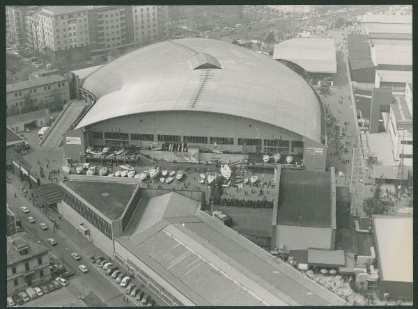 Milano. Fiera di Milano. Viale dell'Industria. Padiglione 20. Mostra nautica. Barche. Veduta frontale. Veduta aerea.