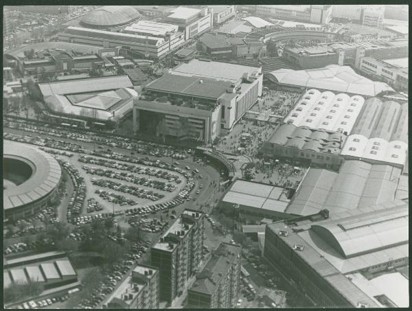 Milano. Fiera di Milano. Porta Carlo Magno. Padiglione 7 della Meccanica. Veduta aerea.