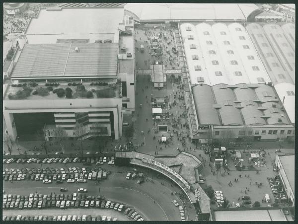 Milano. Fiera di Milano. Porta Carlo Magno. Padiglione 7 della Meccanica. Veduta aerea.