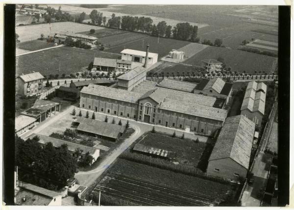 Voghera. Stabilimento SIAT. Ciminiera. Campi. veduta aerea.