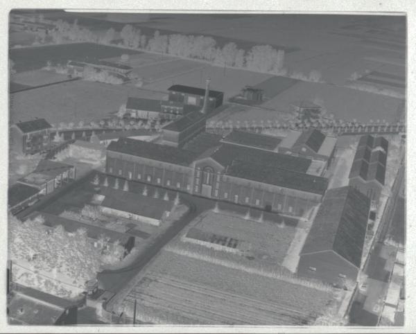 Voghera. Stabilimento SIAT. Ciminiera. Campi. veduta aerea.