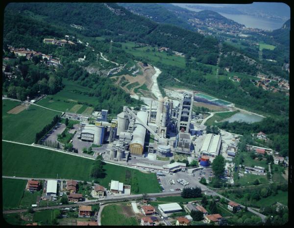 Caravate. Industrie Cementi Felice Rusconi S.p.A. Veduta aerea.