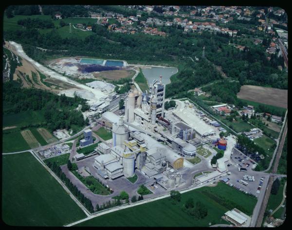 Caravate. Industrie Cementi Felice Rusconi S.p.A. Veduta aerea.