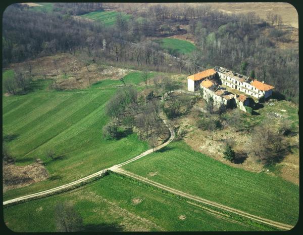 Galliate. Cascina. Veduta aerea.