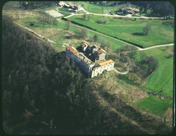 Galliate. Cascina. Veduta aerea.