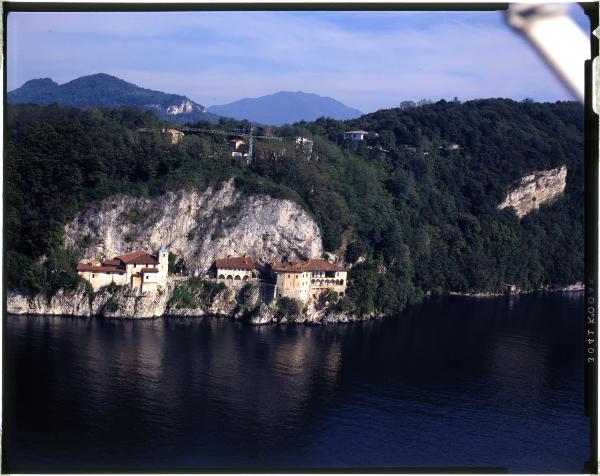 Leggiuno. Santuario di Santa Caterina del Sasso. Lago. Veduta aerea.