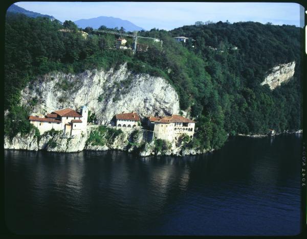 Leggiuno. Santuario di Santa Caterina del Sasso. Lago. Veduta aerea.