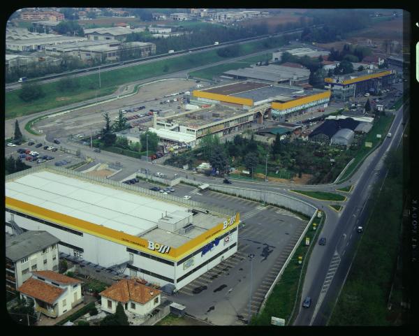 Gerenzano. Centro Commerciale. Grandi Magazzini Bossi S.p.A. Veduta aerea.