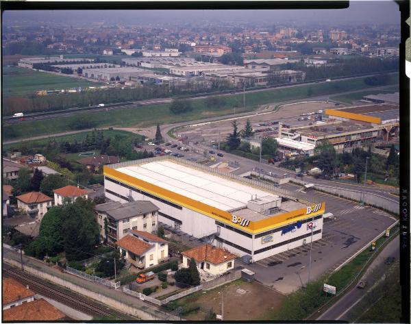 Gerenzano. Centro Commerciale. Grandi Magazzini Bossi S.p.A. Veduta aerea.