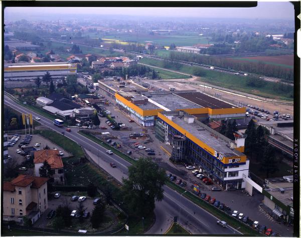 Gerenzano. Centro Commerciale. Grandi Magazzini Bossi S.p.A. Veduta aerea.