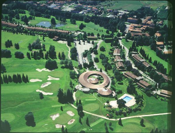 Cassina Rizzardi. Golf Club Monticello. Piscina. Veduta aerea.